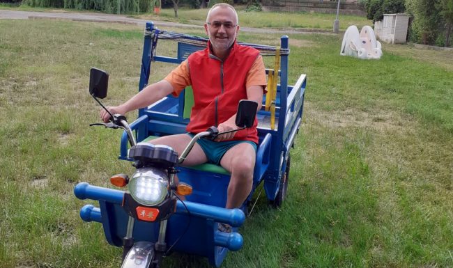 Elektromobilní užitková tříkolka v obci Polepy a starosta Vodička