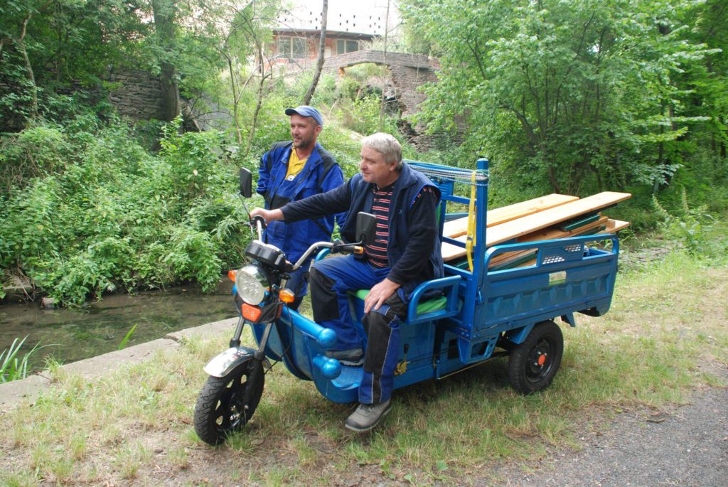 Elektromobilní užitková tříkolka v obci Polepy