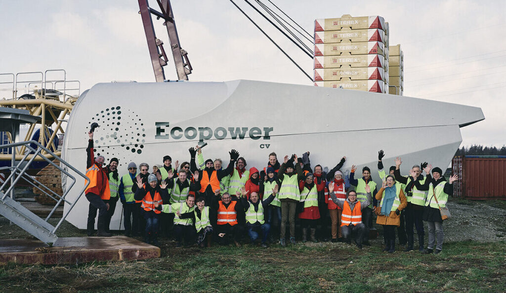 Instalace větrné turbíny družstevníky Ecopower v Eeklo.